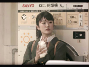 コインランドリーがロケ地のPV／乃木坂46 樋口日奈「明日から来た恋」